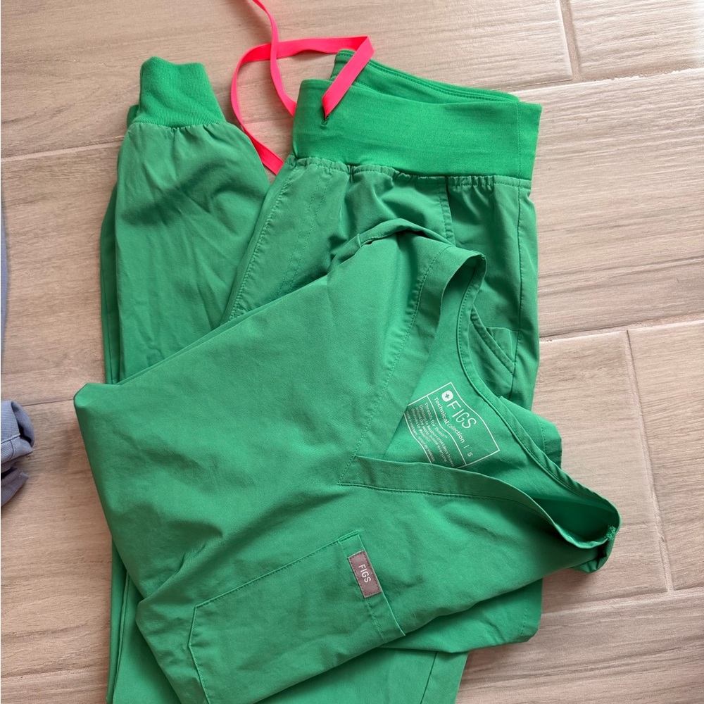 FIGS Technical Collection Scrub Set - Small (Zamora Joggers + Catarina Top)
